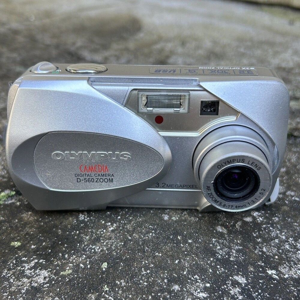 Vintage Olympus CAMEDIA D-560 Zoom 3.2MP Digital Camera (No Memory Card)